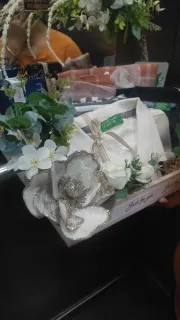 Close-up of the birthday hamper showing the clothing, floral decoration and ribbon finish — photo supplied with Richa’s review